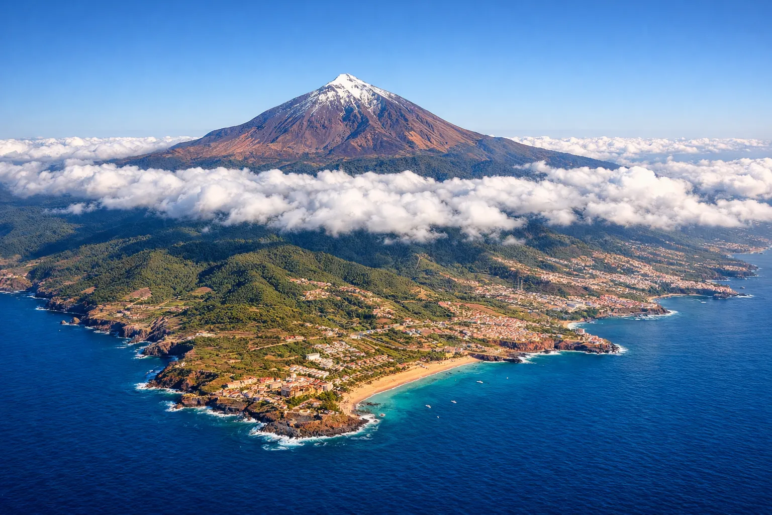 Вид на остров Тенерифе с вулканом Тейде &mdash; остров вечной весны в Атлантическом океане